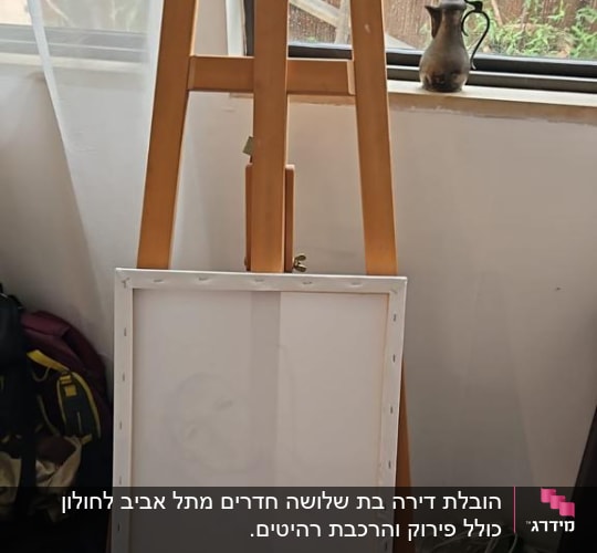כן ציור עם קנבס ריק ליד חלון